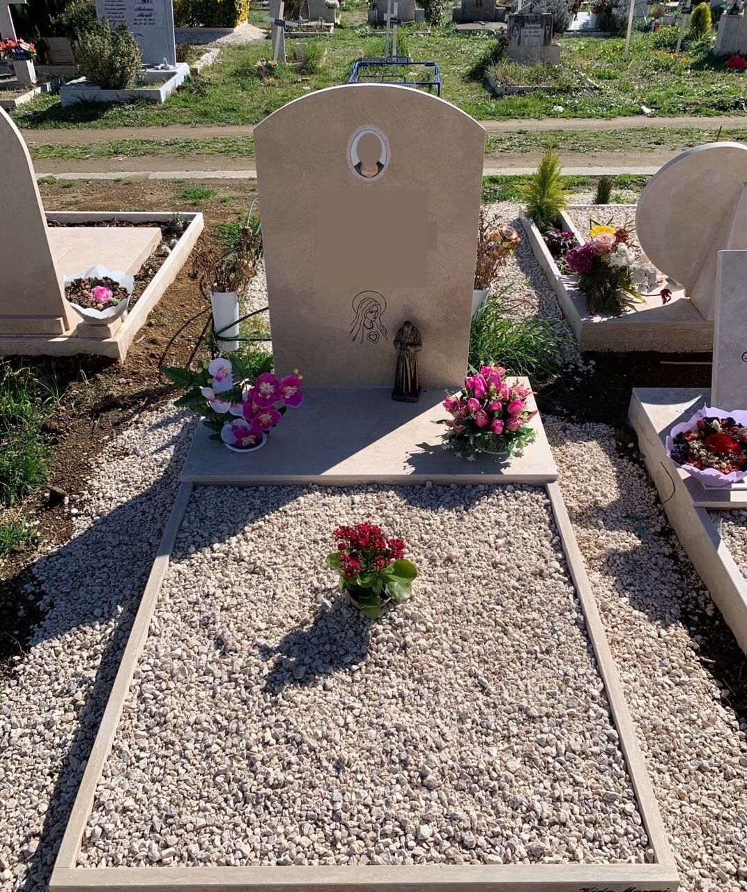 Monumentino in travertino